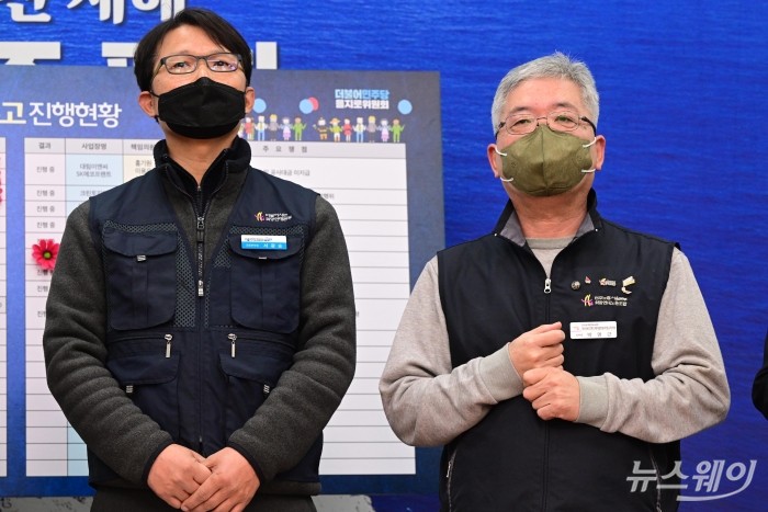 서광순 희망연대본부 공동본부장, 박명근 SK케이블방송비정규직지부 지부장이 25일 오전 서울 여의도 국회에서 열린 을지로위원회 상생 꽃달기 행사에 참석해 자리하고 있다. 사진=강민석 기자 kms@newsway.co.kr