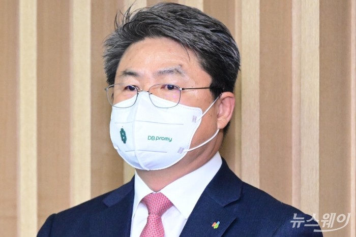 정종표 DB손해보험 대표가 26일 오전 서울 종로구 생명보험교육문화센터에서 열린 보험회사 CEO 간담회에 참석해 자리하고 있다. 사진=강민석 기자 kms@newsway.co.kr