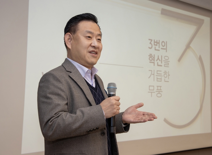 최영준 삼성전자 생활가전사업부 상무가 26일 삼성전자 서울 R&D 캠퍼스에서 진행된 미디어 브리핑에서 2023년형 에어솔루션 신제품을 소개하고 있다. 사진=삼성전자 제공