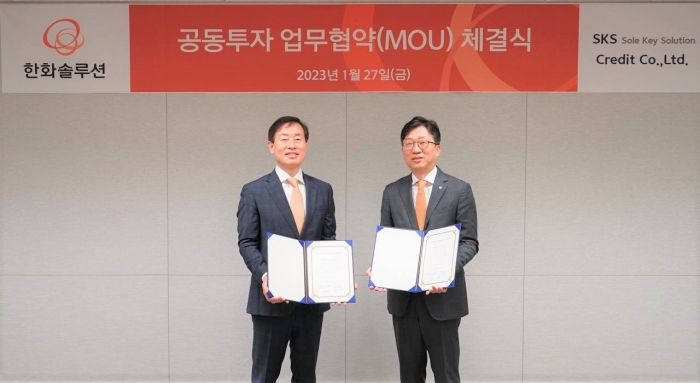 차인현(오른쪽) SKS크레딧 대표와 신동진 한화솔루션 인사이트 부문 부사장이 친환경에너지 개발사업을 위한 MOU를 체결한 뒤 기념촬영을 하고 있다. 사진=한화솔루션 제공