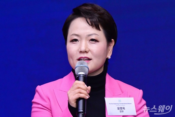 윤명옥 한국GM 홍보부문 전무가 30일 오전 서울 여의도 콘래드호텔에서 열린 '더 뉴 비기닝, 더 뉴 제너럴 모터스' 기자간담회에서 발표를 하고 있다. 사진=강민석 기자 kms@newsway.co.kr
