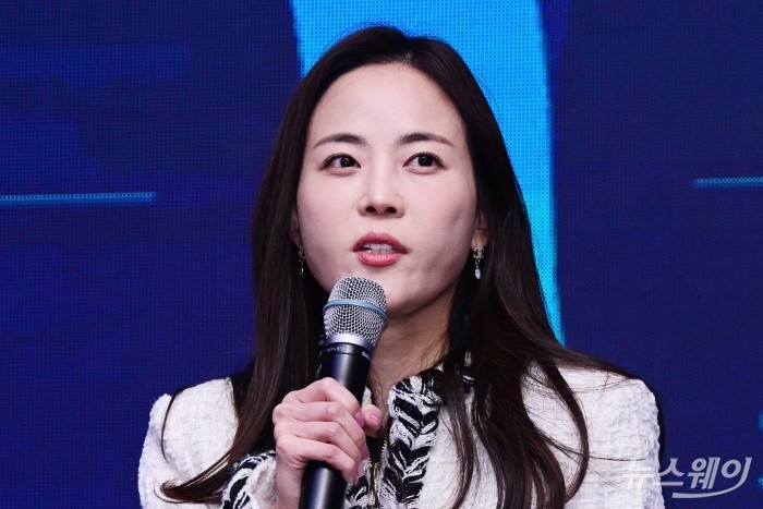 정정윤 한국GM 최고마케팅책임자가 30일 오전 서울 여의도 콘래드호텔에서 열린 '더 뉴 비기닝, 더 뉴 제너럴 모터스' 기자간담회에서 발표를 하고 있다. 사진=강민석 기자 kms@newsway.co.kr