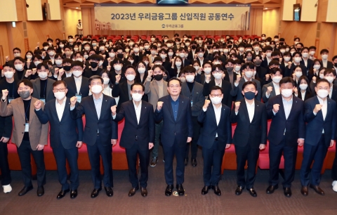 손태승 우리금융 회장, 그룹 신입직원 격려···"동료로서 함께 성장해야"