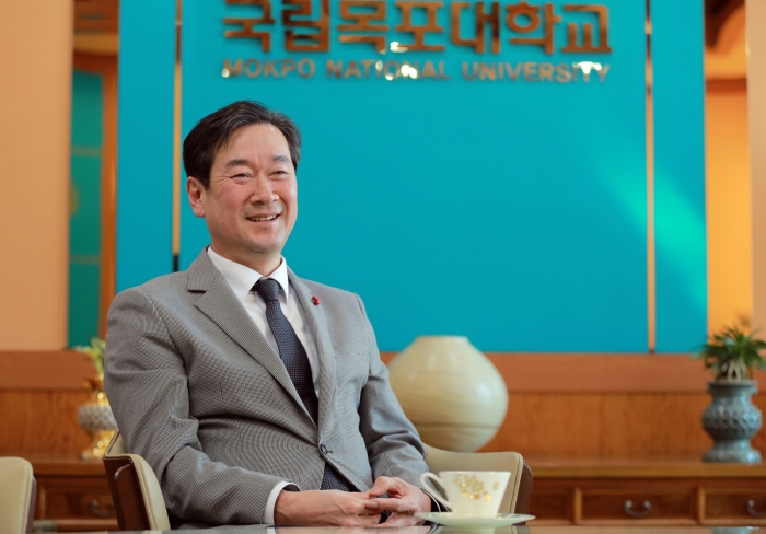 목포대 접견실에서 인터뷰하고 있는 목포대 송하철 총장
