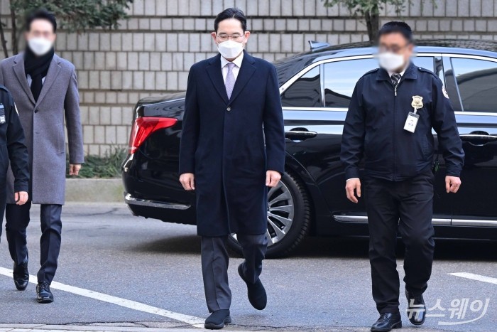 이재용 삼성전자 회장이 3일 오전 서울 서초구 중앙지방법원에서 열린 '회계부정·부당합병' 관련 1심 속행 공판에 출석하고 있다. <br />
<br />
이날은 이 회장이 취임한 지 100일째다. 사진=강민석 기자 kms@newsway.co.kr