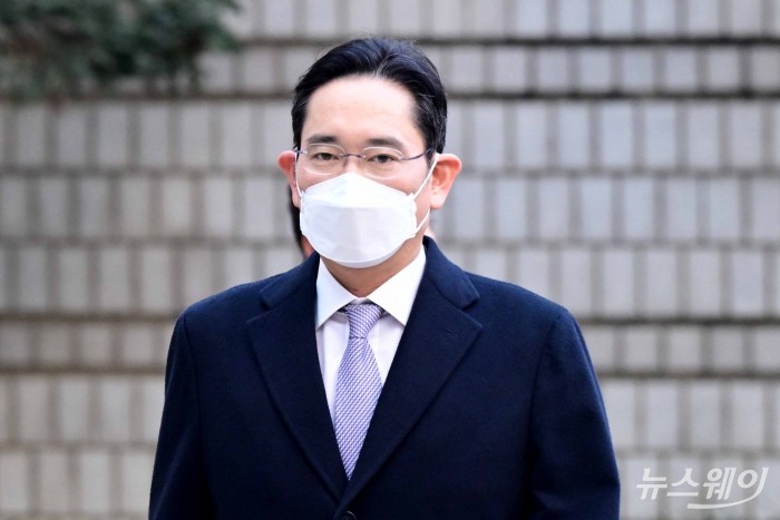 이재용 삼성전자 회장이 3일 오전 서울 서초구 중앙지방법원에서 열린 '회계부정·부당합병' 관련 1심 속행 공판에 출석하고 있다. <br />
<br />
이날은 이 회장이 취임한 지 100일째다. 사진=강민석 기자 kms@newsway.co.kr