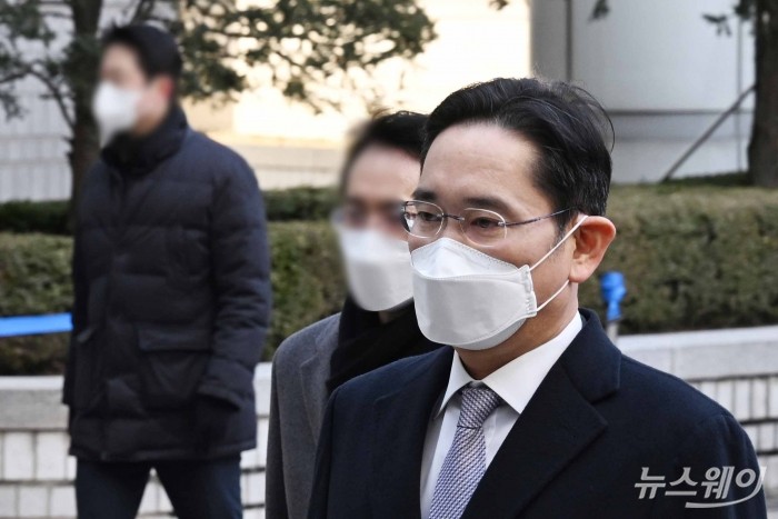 이재용 삼성전자 회장이 3일 오전 서울 서초구 중앙지방법원에서 열린 '회계부정·부당합병' 관련 1심 속행 공판에 출석하고 있다. <br />
<br />
이날은 이 회장이 취임한 지 100일째다. 사진=강민석 기자 kms@newsway.co.kr