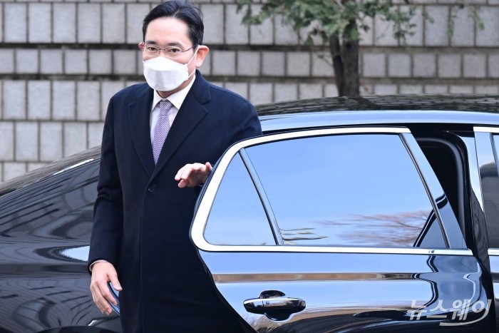 이재용 삼성전자 회장이 3일 오전 서울 서초구 중앙지방법원에서 열린 '회계부정·부당합병' 관련 1심 속행 공판에 출석하기 위해 차량에서 하차하고 있다. 이날은 이 회장이 취임한 지 100일째다. 사진=강민석 기자 kms@newsway.co.kr