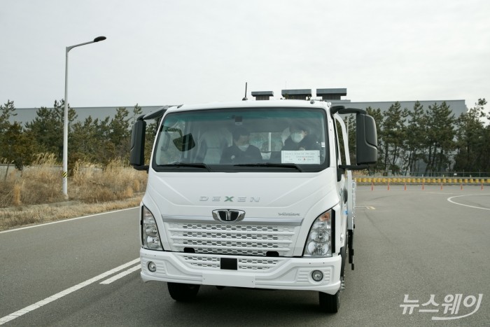 3일 오전 타타대우상용차 군산공장에서 한국자동차기자협회 소속 기자들이 '더쎈'을 시승하고 있다. 사진=박경보 기자