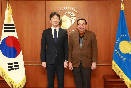 이복현 금융감독원장과 간디 술리스티얀토 주한 인도네시아 대사가 지난 3일 간담회 후 기념 촬영하는 모습. 사진=금융감독원 제공