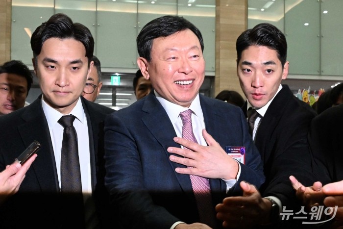 신동빈 롯데그룹 회장이 2일 오전 서울 여의도 중소기업중앙회에서 열린 경제계 신년 인사회에 참석하기 위해 행사장으로 이동하고 있다. 사진=강민석 기자 kms@newsway.co.kr