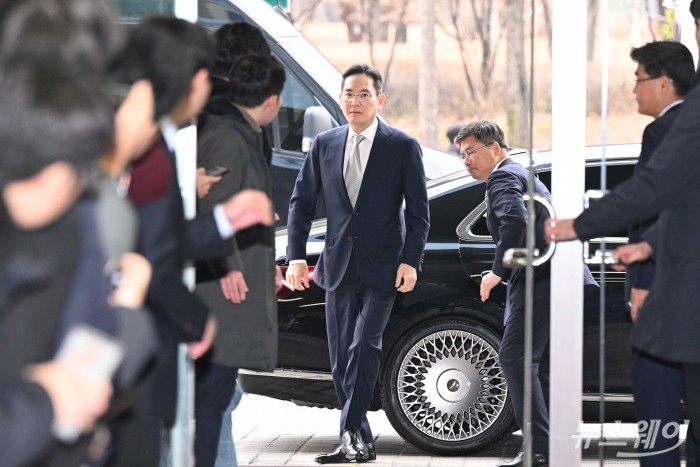 이재용 삼성전자 회장이 2일 오전 서울 여의도 중소기업중앙회에서 열린 경제계 신년 인사회에 참석하기 위해 행사장으로 이동하고 있다. 사진=강민석 기자 kms@newsway.co.kr