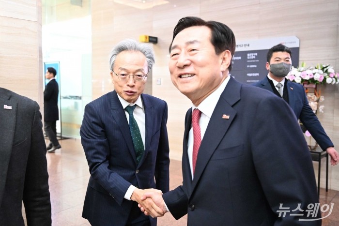 (왼쪽)최진식 한국중견기업연합회장과 김기문 중소기업중앙회장이 2일 오전 서울 여의도 중소기업중앙회에서 열린 경제계 신년 인사회에 앞서 악수를 하고 있다. 사진=강민석 기자 kms@newsway.co.kr