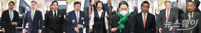 (왼쪽부터)최태원 SK그룹 회장 겸 대한상공회의소 회장, 이재용 삼성전자 회장, 정용진 신세계 부회장, 신동빈 롯데그룹 회장, 현정은 현대그룹 회장, 조현준 효성그룹 회장, 김동관 한화그룹 대표이사, 구자은 LS그룹 회장, 박정원 두산그룹 회장이 2일 오전 서울 여의도 중소기업중앙회에서 열린 경제계 신년 인사회에 참석하기 위해 행사장으로 이동을 하고 있다. 사진=강민석 기자 kms@newsway.co.kr