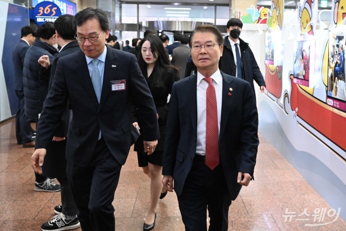 이정식 고용노동부 장관이 2일 오전 서울 여의도 중소기업중앙회에서 열린 경제계 신년 인사회에 참석하기 위해 인사회장으로 이동하고 있다. 사진=강민석 기자 kms@newsway.co.kr
