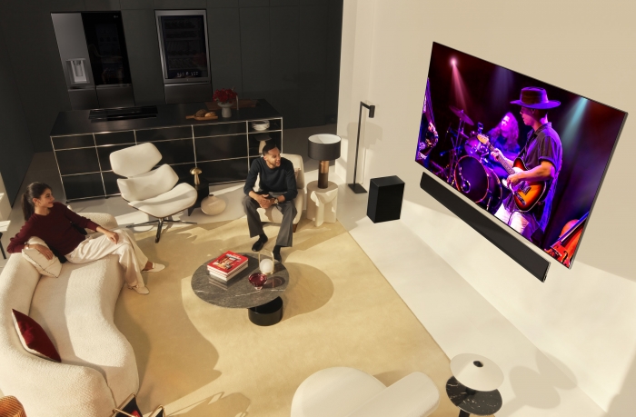 LG전자가 한 차원 진화한 전용 인공지능(AI) 프로세서로 더 밝고 선명해진 2024년형 LG 올레드 TV 라인업을 공개한다. 사진은 올해 더 밝고 선명해진 'LG 올레드 에보(evo)' 사진=LG전자 제공