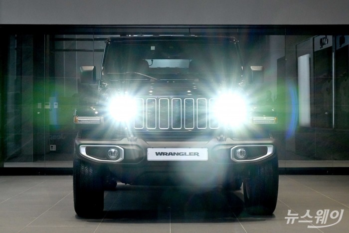 지프(Jeep)가 3일 오전 서울 송파구 전용 전시장에서 열린 '더 뉴 2024 랭글러' 출시 기자간담회에서 실차를 공개하고 있다. 사진=강민석 기자 kms@newsway.co.kr