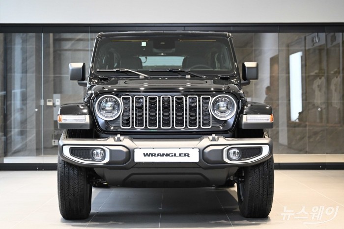 지프(Jeep)가 3일 오전 서울 송파구 전용 전시장에서 열린 '더 뉴 2024 랭글러' 출시 기자간담회에서 실차를 공개하고 있다. 사진=강민석 기자 kms@newsway.co.kr