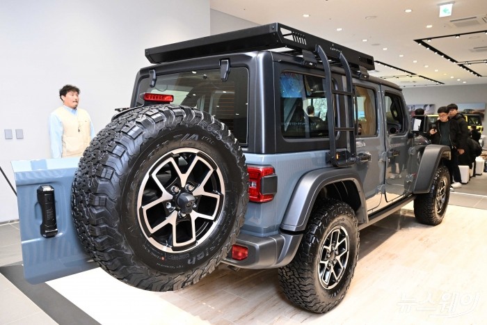 지프(Jeep)가 3일 오전 서울 송파구 전용 전시장에서 열린 '더 뉴 2024 랭글러' 출시 기자간담회에서 실차를 공개하고 있다. 사진=강민석 기자 kms@newsway.co.kr