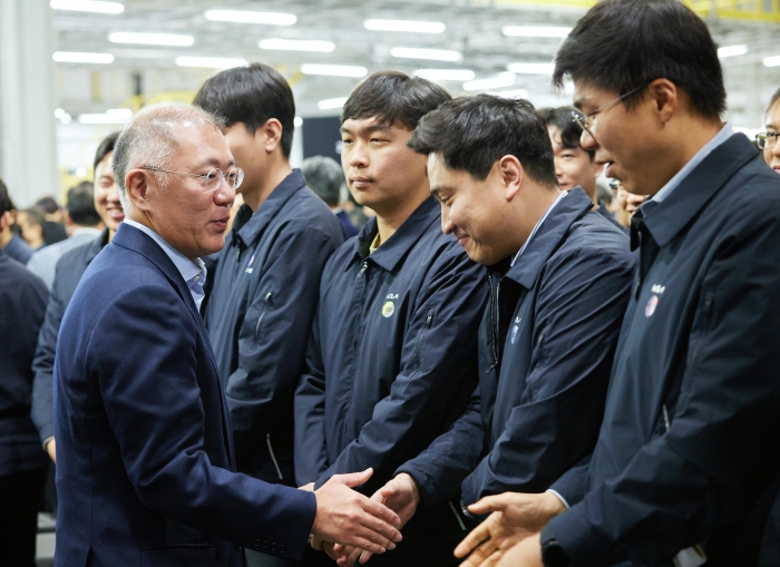정의선 현대차그룹 회장이 3일 오전 기아 오토랜드 광명에서 열린 2024년 신년회에 참석해 임직원들과 새해 인사를 하고 있다. 사진=현대차그룹 제공