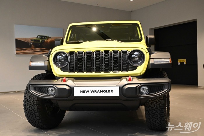 지프(Jeep)가 3일 오전 서울 송파구 전용 전시장에서 열린 '더 뉴 2024 랭글러' 출시 기자간담회에서 실차를 공개하고 있다. 사진=강민석 기자 kms@newsway.co.kr