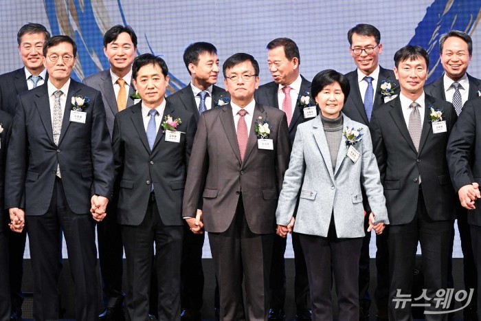 (첫 번째 줄 왼쪽부터)이창용 한국은행 총재, 김주현 금융위원장, 최상목 부총리 겸 기획재정부 장관, 백혜련 국회 정무위원장, 이복현 금융감독원장을 비롯한 내빈들이 3일 오후 서울 중구 롯데호텔에서 열린 2024년 범금융 신년인사회에서 기념촬영을 하고 있다. 사진=강민석 기자 kms@newsway.co.kr