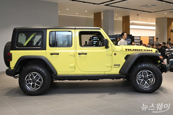 지프(Jeep)가 3일 오전 서울 송파구 전용 전시장에서 열린 '더 뉴 2024 랭글러' 출시 기자간담회에서 실차를 공개하고 있다. 사진=강민석 기자 kms@newsway.co.kr
