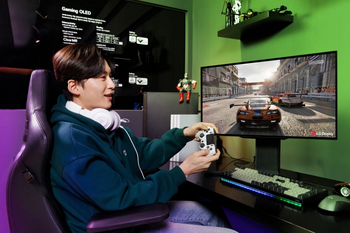 LG디스플레이가 CES 2024에서 게이밍 OLED 패널 풀라인업을 공개한다. 사진은 LG디스플레이 모델이 '27인치 480Hz QHD 게이밍 OLED 패널'로 게임을 즐기고 있는 모습이다. 사진=LG디스플레이 제공