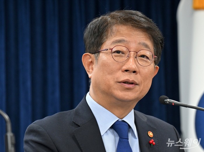 2024년 경제정책방향 합동브리핑이 4일 서울 종로구 정부서울청사에서 열린 가운데이 박상우 국토교통부 장관이 취재진의 질문에 답하고 있다. 사진=이수길 기자 Leo2004@newsway.co.kr