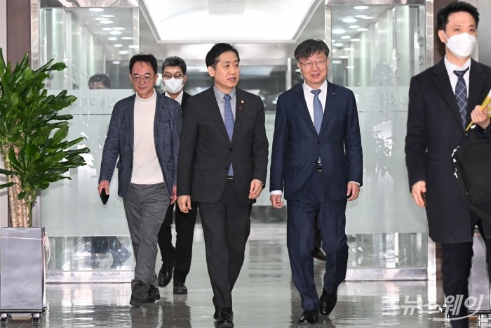 김주현 금융위원회 위원장과 이재연 서민금융진흥원 원장이 5일 오전 서울 중구 중앙서민금융통합지원센터에서 열린 서민금융지원 현장 간담회에 참석하기 위해 간담회장으로 이동하고 있다. 사진=강민석 기자 kms@newsway.co.kr