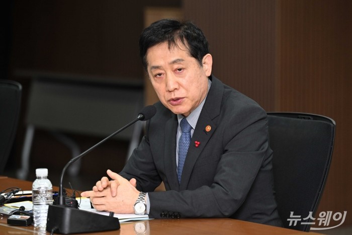 김주현 금융위원회 위원장이 5일 오전 서울 중구 중앙서민금융통합지원센터에서 열린 서민금융지원 현장 간담회에서 모두발언을 하고 있다. 사진=강민석 기자 kms@newsway.co.kr