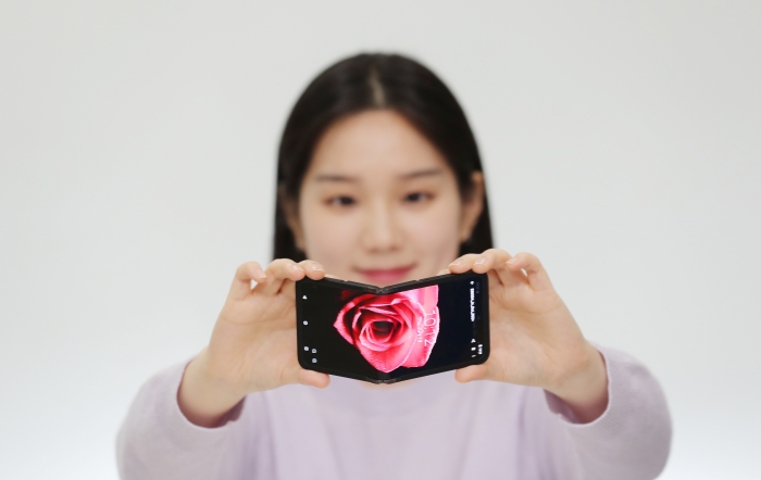 삼성디스플레이 '플렉스 인앤아웃'. 사진=삼성디스플레이 제공