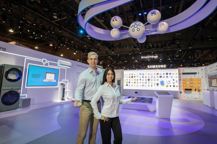 CES 2024가 열리는 미국 라스베이거스 컨벤션 센터에 위치한 삼성전자 전시관에서 삼성전자 모델이 스마트싱스 존을 소개하는 모습. 사진=삼성전자 제공