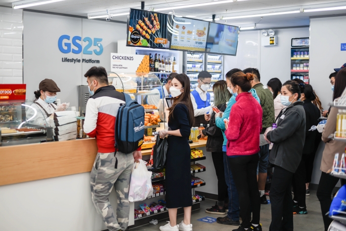 몽골 GS25 1호점인 초이진점에서 고객들이 줄을 서 있다. 사진=GS리테일 제공