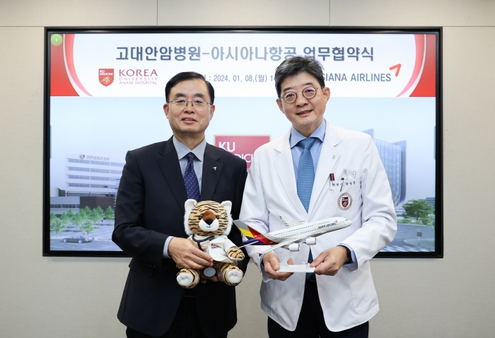 (좌)두성국 아시아나항공 여객본부장, (우)한승범 고려대학교 안암병원장 사진=고려대 안암병원 제공