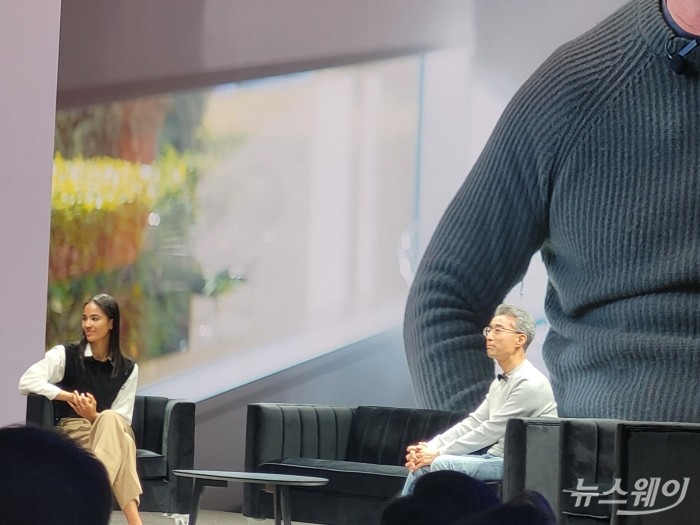 송창현(오른쪽) 현대차 SDV본부장 사장 겸 포티투닷 대표가 9일(현지시간) 오전 미국 라스베이거스에서 열린 현대차 미디어데이에서 SDV 전략을 발표하고 있다. 사진=박경보 기자