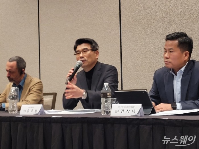 송호성(가운데) 기아 사장이 8일(현지시간) 미국 라스베이거스에서 열린 CES(국제IT‧가전전시회) 미디어데이에서 기자들의 질문에 답변하고 있다. 사진=박경보 기자