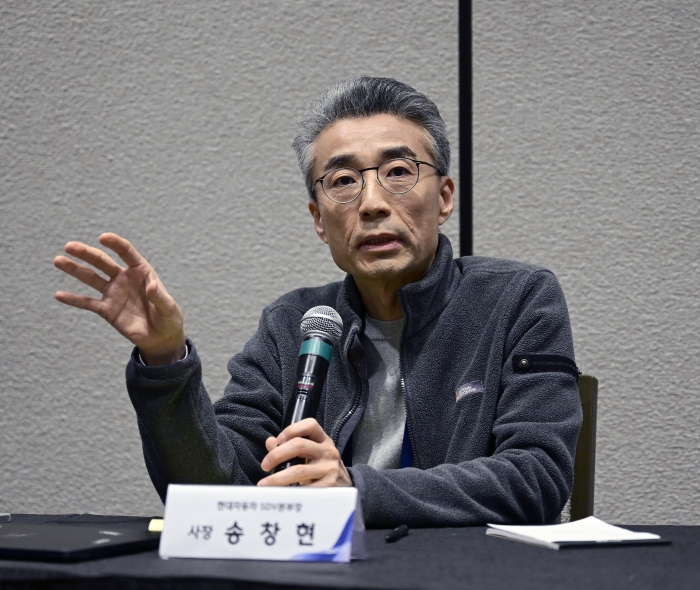 송창현 현대자동차 SDV(소프트웨어 중심의 자동차) 본부장 겸 포티투닷 대표가 8일(현지시간) 미국 라스베이거스에서 열린 국제 IT‧가전전시회(CES) 미디어데이에서 기자간담회를 갖고 질의에 답변하고 있다. 사진=현대차 제공