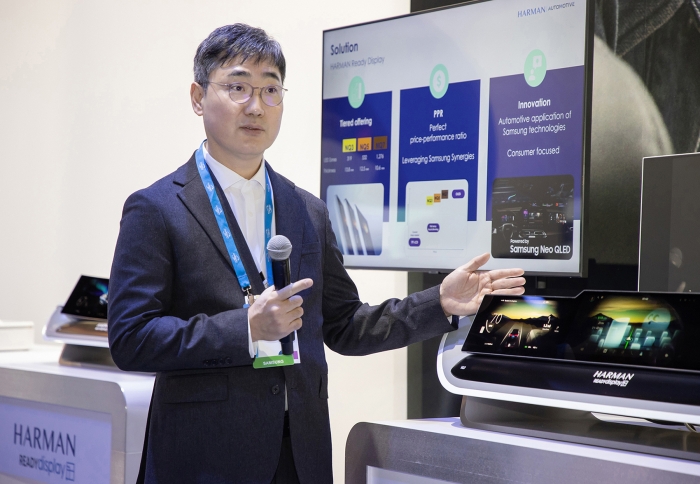 여태정 삼성전자 전장사업팀 부사장이 9일(현지시간) 'CES 2024' 삼성전자-하만 전시장에서 다양한 전장 제품들을 소개하고 있다. 사진=삼성전자 제공