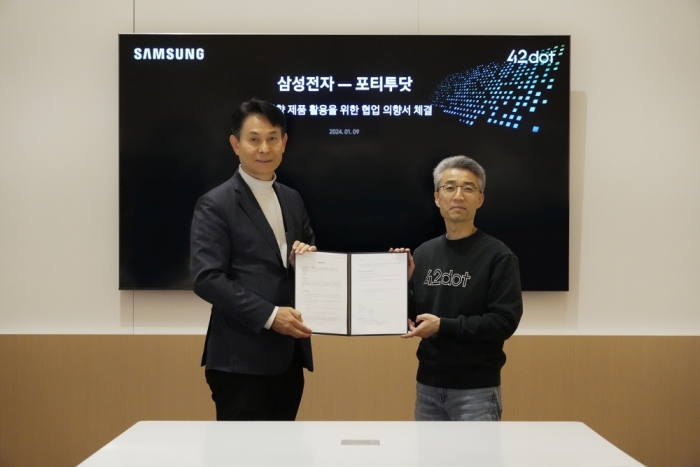 송창현(왼쪽) 포티투닷 대표 겸 현대차·기아SDV본부 사장과 삼성전자 시스템LSI 박용인 사장이 9일(현지시간) 미국 라스베이거스에서 열린 CES 삼성전자 부스에서 업무협약을 체결한 뒤 기념촬영을 하고 있다. 사진=포티투닷 제공