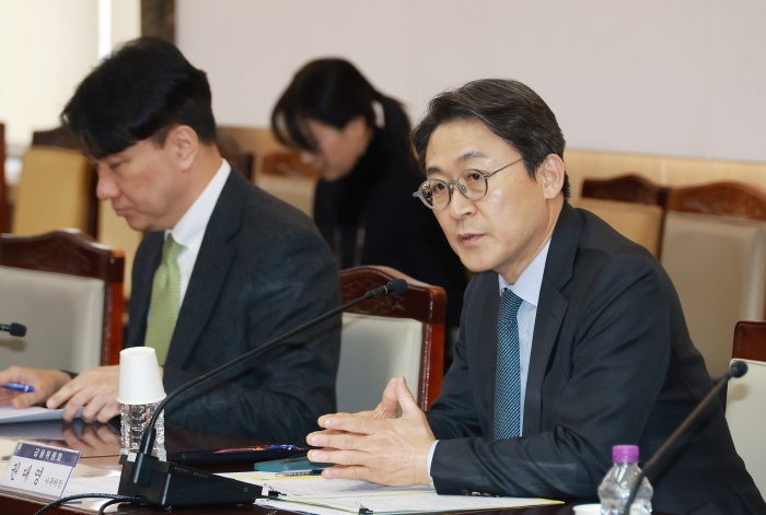 권대영 금융위원회 사무처장이 10일 오후 서울 종로구 정부서울청사에서 열린 관계부처 합동 가계부처 현황 점검회의를 주재하고 있다. 사진=금융위 제공