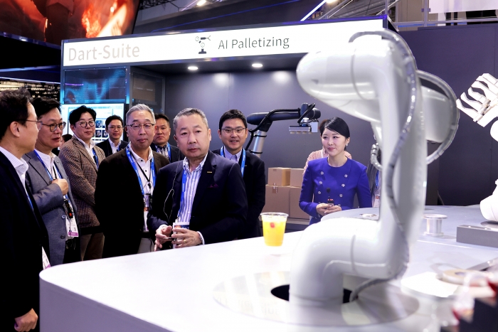 박정원 두산그룹 회장(가운데)과 박지원 그룹 부회장(왼쪽)이 10일(현지시간) CES 2024가 열리는 라스베이거스컨벤션센터를 찾아 두산 부스에서 AI칵테일 로봇을 살펴보고 있다. 사진=두산그룹 제공