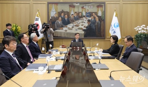 한은, 새해 첫 금통위서도 '동결'···기준금리 11개월째 '제자리'(종합)