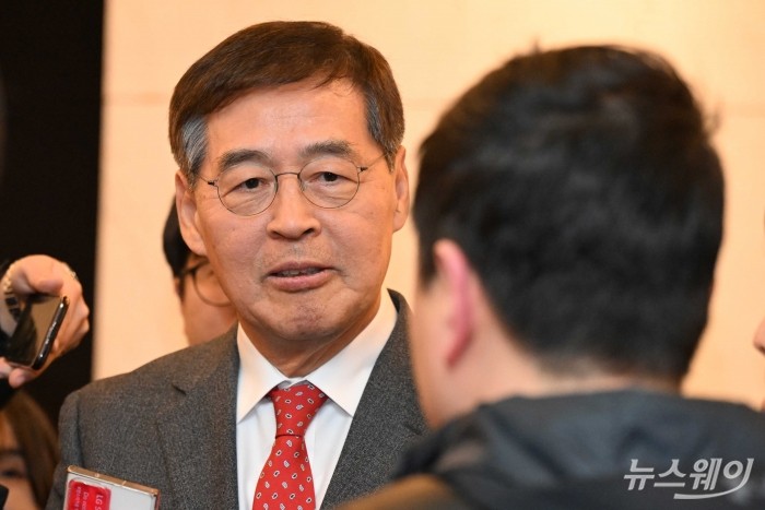 신학철 LG화학 부회장 겸 한국석유화학협회 회장이 2024년도 석유화학업계 신년 인사회에 참석하기 앞서 취재진의 질문에 답변하고 있다. 사진=강민석 기자 kms@newsway.co.kr