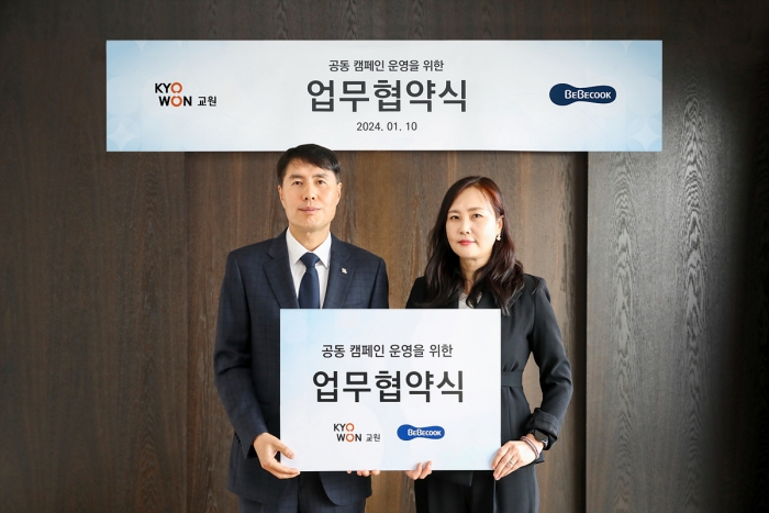 이진성 교원 사업 대표(왼쪽)와 노경아 베베쿡 부사장(오른쪽)이 지난 10일 공동 캠페인 운영을 위한 업무협약식을 맺고 기념촬영을 하고 있다. 사진=교원 제공
