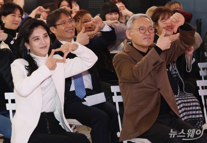 이부진 한국방문의해 위원장과 유인촌 문화체육관광부 장관이 11일 서울 중구 온드림 소사이어티에서 열린 '2024 코리아그랜드세일 개막식'에서 관객들과 함께 원밀리언의 안무를 따라하고 있다. 사진=이수길 기자 Leo2004@newsway.co.kr