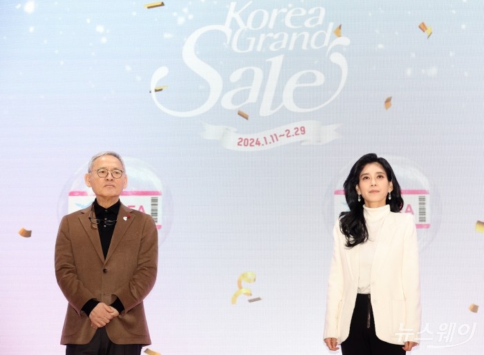 유인촌 문화체육관광부 장관과 이부진 한국방문의해 위원장이 11일 서울 중구 온드림 소사이어티에서 열린 '2024 코리아그랜드세일 개막식'에 참석하고 있다. 사진=이수길 기자 Leo2004@newsway.co.kr
