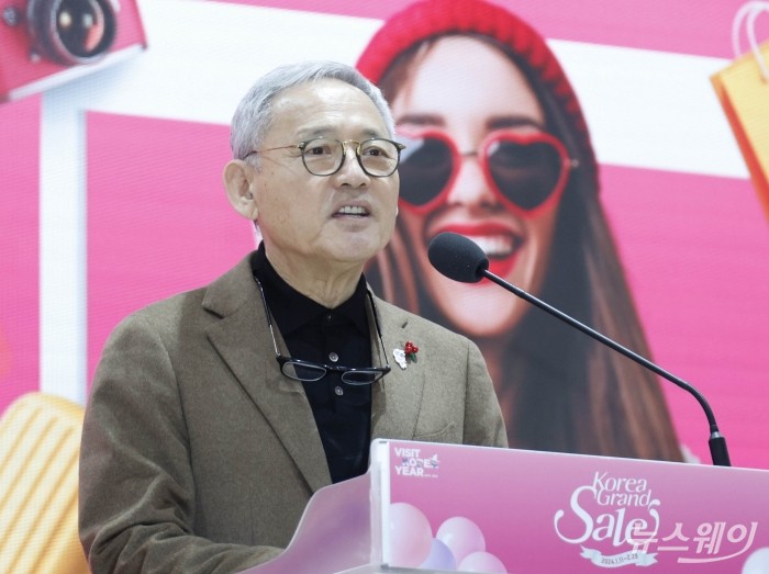 유인촌 문화체육관광부 장관이 11일 오전 서울 중구 온드림 소사이어티에서 열린 2024 코리아그랜드세일 개막식에서 축사를 하고 있다. 사진=이수길 기자 Leo2004@newsway.co.kr