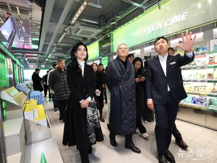 유인촌 문화체육관광부 장관과 이부진 한국방문의해위원장이 2024 코리아그랜드세일이 개막한 11일 오전 서울 중구 올리브영 명동타운점을 방문해 외국인 관광객의 쇼핑 현황과 부가세 즉시환급 서비스 등 관광 현장을 점검하고 있다. 2024.1.11 사진=이수길 기자 Leo2004@newsway.co.kr