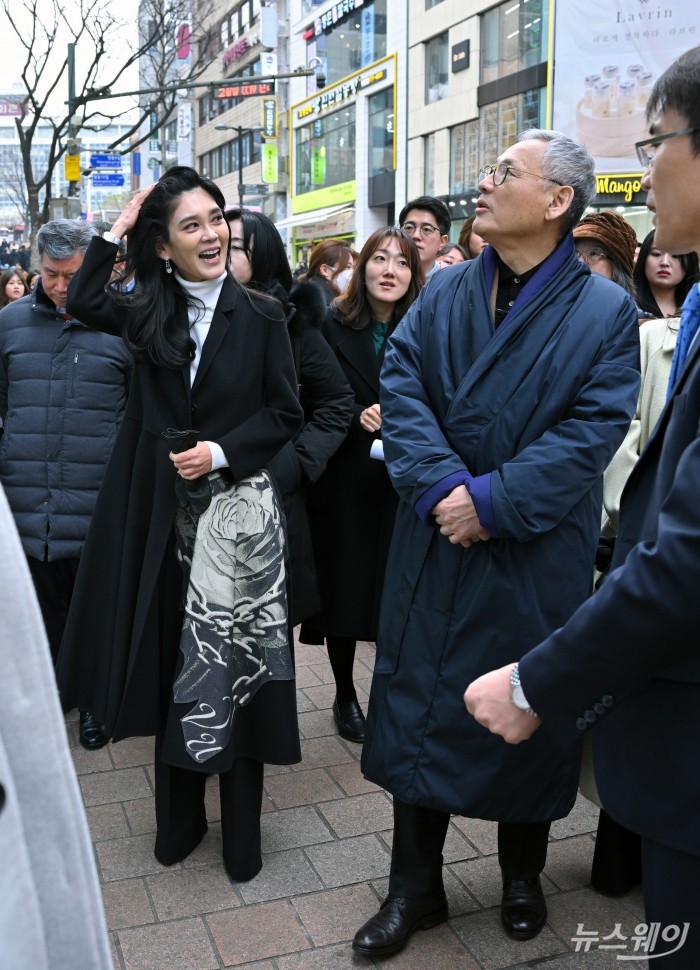 유인촌 문화체육관광부 장관과 이부진 한국방문의해 위원장이 11일 서울 중구 온드림 소사이어티에서 열린 2024 코리아그랜드세일 개막식 후 명동거리를 둘러보고 있다. 사진=이수길 기자 Leo2004@newsway.co.kr